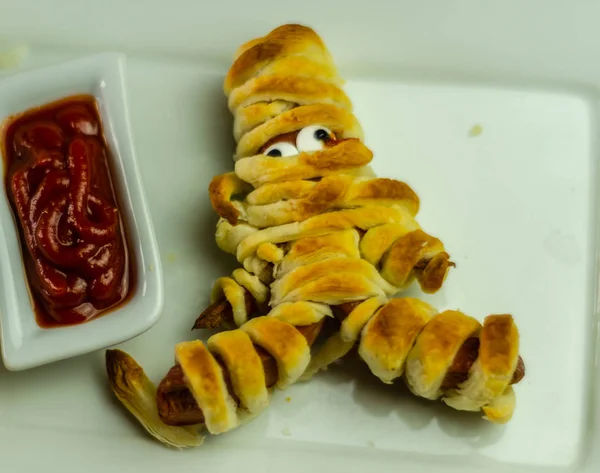 Wurst Mumien Teig Gruselige Halloween Essensfeier Mit Lustigen Augen Essen — Stockfoto