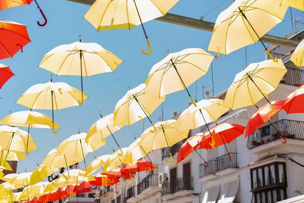 Paraguas Coloridos Decoración Urbana Calle Colgando Paraguas Colores Sobre Cielo — Foto de Stock