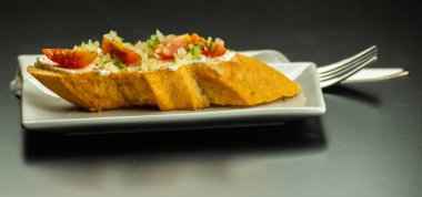 Geleneksel İspanyolca tapas yemek tablo, mini sandviç yemek için ayarla, lezzetli Aperatif meze, gıda