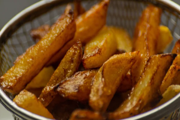 Close Batatas Fritas Douradas Preparadas Partir Batatas Frescas Alimentos Gordurosos — Fotografia de Stock