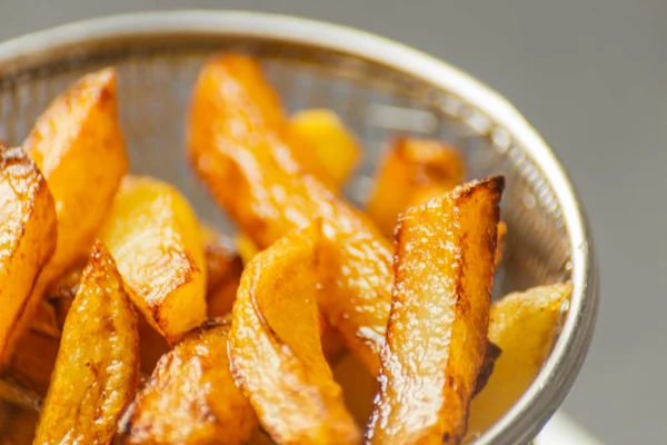 Close Batatas Fritas Douradas Preparadas Partir Batatas Frescas Alimentos Gordurosos — Fotografia de Stock