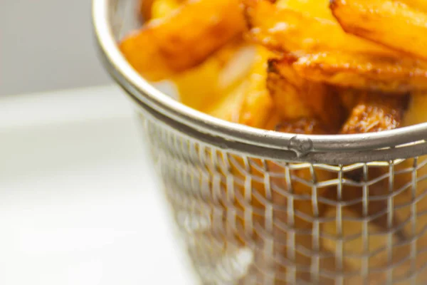 Zbliżenie Złoty Frytki Przygotowywane Świeżych Ziemniaków Tłuste Ale Pyszne Jedzenie — Zdjęcie stockowe