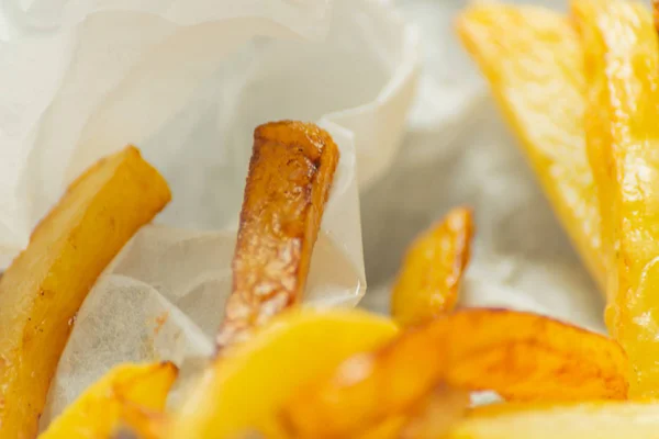 Unhealty 新鮮なジャガイモ 美味しい食事が脂っこいから調製した黄金のフライド ポテトのクローズ アップ — ストック写真