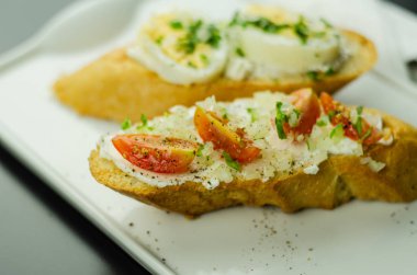 Geleneksel İspanyolca tapas yemek tablo, mini sandviç yemek için ayarla, lezzetli Aperatif meze, gıda