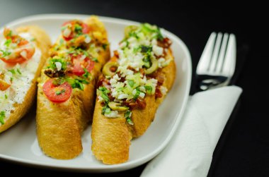 Geleneksel İspanyolca tapas yemek tablo, mini sandviç yemek için ayarla, lezzetli Aperatif meze, gıda