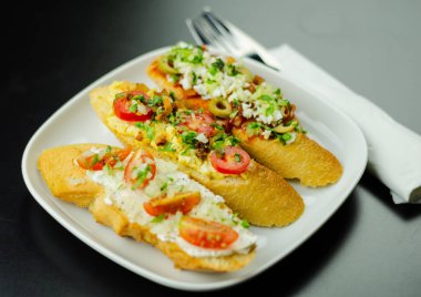 Geleneksel İspanyolca tapas yemek tablo, mini sandviç yemek için ayarla, lezzetli Aperatif meze, gıda