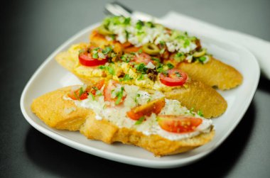 Geleneksel İspanyolca tapas yemek tablo, mini sandviç yemek için ayarla, lezzetli Aperatif meze, gıda