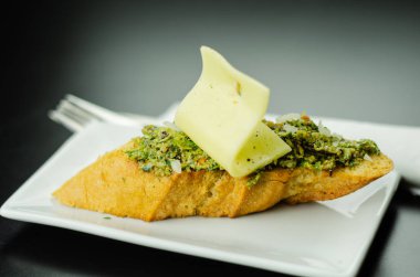 Geleneksel İspanyolca tapas yemek tablo, mini sandviç yemek için ayarla, lezzetli Aperatif meze, gıda