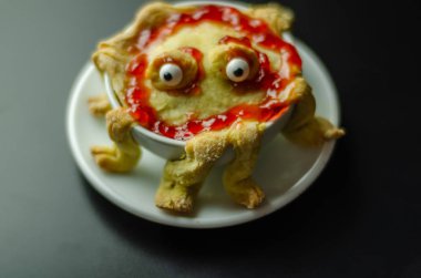 Cadılar Bayramı, korkunç yemek için tatlı bir canavar bir seramik kase şeklinde pasta