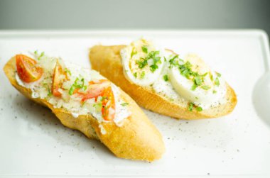 Geleneksel İspanyolca tapas yemek tablo, mini sandviç yemek için ayarla, lezzetli Aperatif meze, gıda