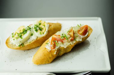 Geleneksel İspanyolca tapas yemek tablo, mini sandviç yemek için ayarla, lezzetli Aperatif meze, gıda