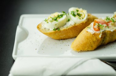 Geleneksel İspanyolca tapas yemek tablo, mini sandviç yemek için ayarla, lezzetli Aperatif meze, gıda