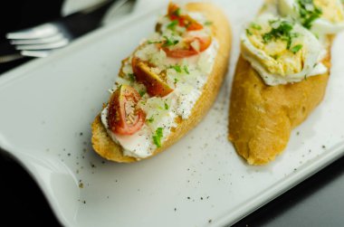 Geleneksel İspanyolca tapas yemek tablo, mini sandviç yemek için ayarla, lezzetli Aperatif meze, gıda