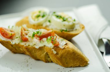 Geleneksel İspanyolca tapas yemek tablo, mini sandviç yemek için ayarla, lezzetli Aperatif meze, gıda