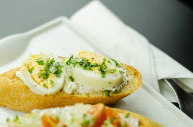 Geleneksel İspanyolca tapas yemek tablo, mini sandviç yemek için ayarla, lezzetli Aperatif meze, gıda