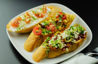 Geleneksel İspanyolca tapas yemek tablo, mini sandviç yemek için ayarla, lezzetli Aperatif meze, gıda