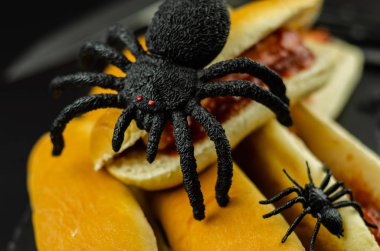Ürpertici Halloween hotdog parmak siyah masada, parti gıda