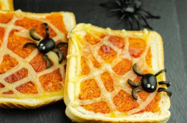 Örümcek ve Cadılar Bayramı partisi, korkunç yemek için örümcek ağı ile komik sandviçler