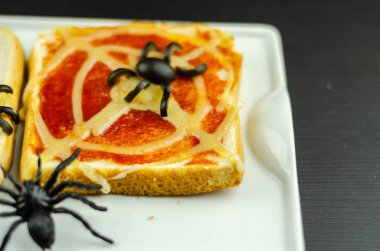 Örümcek ve Cadılar Bayramı partisi, korkunç yemek için örümcek ağı ile komik sandviçler