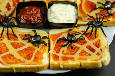 Örümcek ve Cadılar Bayramı partisi, korkunç yemek için örümcek ağı ile komik sandviçler
