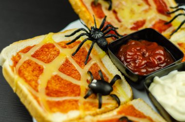 Örümcek ve Cadılar Bayramı partisi, korkunç yemek için örümcek ağı ile komik sandviçler