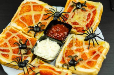Örümcek ve Cadılar Bayramı partisi, korkunç yemek için örümcek ağı ile komik sandviçler