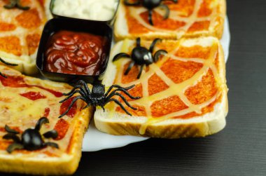 Örümcek ve Cadılar Bayramı partisi, korkunç yemek için örümcek ağı ile komik sandviçler