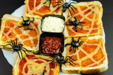 Örümcek ve Cadılar Bayramı partisi, korkunç yemek için örümcek ağı ile komik sandviçler