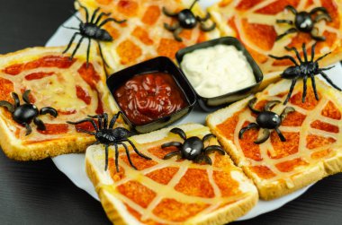 Örümcek ve Cadılar Bayramı partisi, korkunç yemek için örümcek ağı ile komik sandviçler