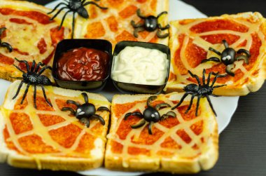 Örümcek ve Cadılar Bayramı partisi, korkunç yemek için örümcek ağı ile komik sandviçler