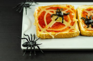 Örümcek ve Cadılar Bayramı partisi, korkunç yemek için örümcek ağı ile komik sandviçler