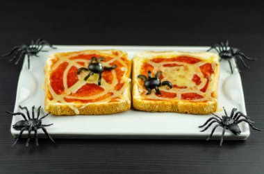 Örümcek ve Cadılar Bayramı partisi, korkunç yemek için örümcek ağı ile komik sandviçler