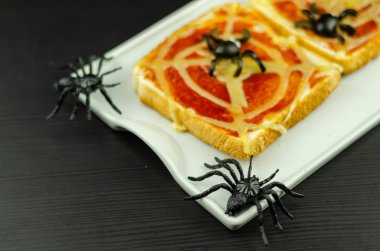 Örümcek ve Cadılar Bayramı partisi, korkunç yemek için örümcek ağı ile komik sandviçler