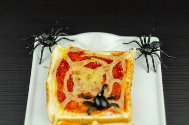 Örümcek ve Cadılar Bayramı partisi, korkunç yemek için örümcek ağı ile komik sandviçler