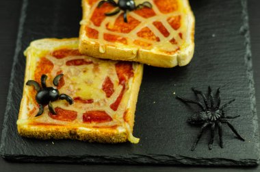 Örümcek ve Cadılar Bayramı partisi, korkunç yemek için örümcek ağı ile komik sandviçler