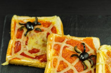 Örümcek ve Cadılar Bayramı partisi, korkunç yemek için örümcek ağı ile komik sandviçler