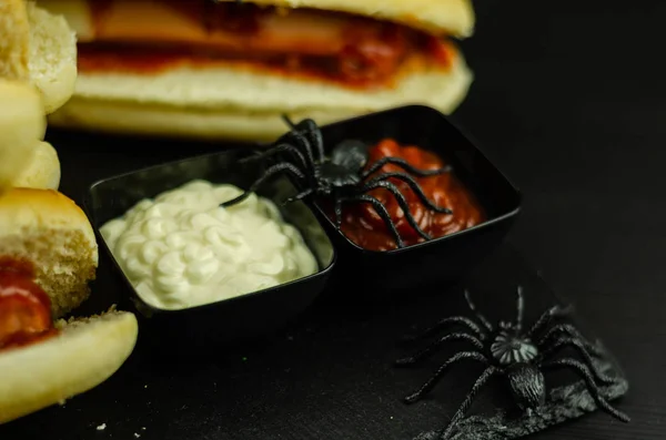 Espeluznantes Dedos Perro Caliente Halloween Mesa Negra Comida Fiesta — Foto de Stock