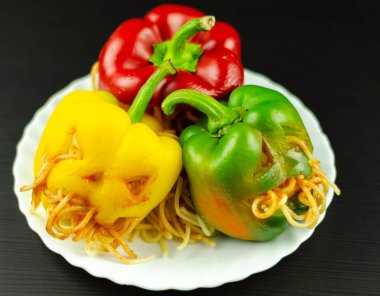 renk korkunç kesme yüzler, halloween parti gıda, eğlence ile biber dolması