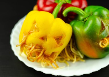 renk korkunç kesme yüzler, halloween parti gıda, eğlence ile biber dolması