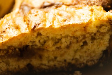 tatlı bir kek üzerinde çilek reçeli ile doldurulmuş lezzetli tatlı