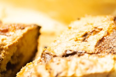 tatlı bir kek üzerinde çilek reçeli ile doldurulmuş lezzetli tatlı