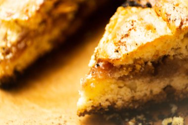 tatlı bir kek üzerinde çilek reçeli ile doldurulmuş lezzetli tatlı