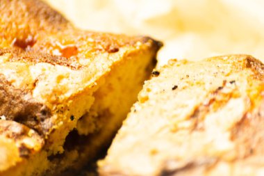 tatlı bir kek üzerinde çilek reçeli ile doldurulmuş lezzetli tatlı