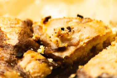 tatlı bir kek üzerinde çilek reçeli ile doldurulmuş lezzetli tatlı