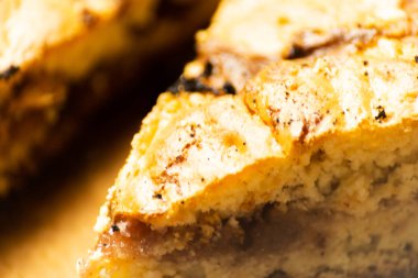 tatlı bir kek üzerinde çilek reçeli ile doldurulmuş lezzetli tatlı