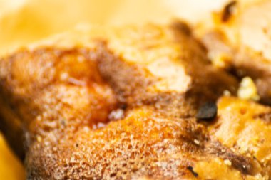 tatlı bir kek üzerinde çilek reçeli ile doldurulmuş lezzetli tatlı