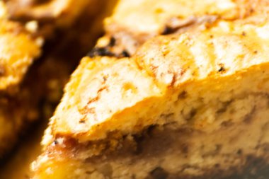 tatlı bir kek üzerinde çilek reçeli ile doldurulmuş lezzetli tatlı