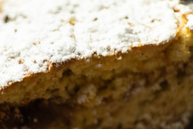 tatlı bir kek üzerinde çilek reçeli ile doldurulmuş lezzetli tatlı