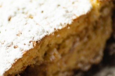 tatlı bir kek üzerinde çilek reçeli ile doldurulmuş lezzetli tatlı