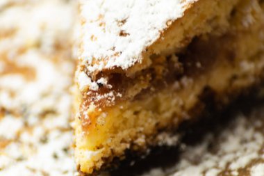 tatlı bir kek üzerinde çilek reçeli ile doldurulmuş lezzetli tatlı